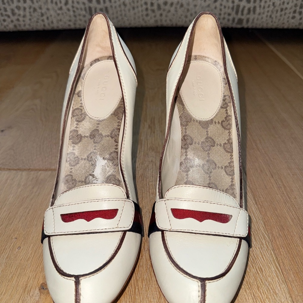 Gucci Women's Cream and Red Loafers
